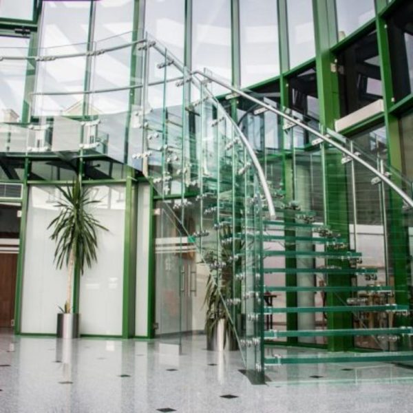 Nowocześnie produkowane schody szklane