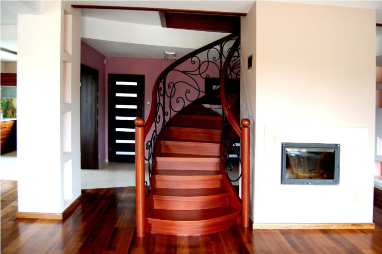 Co sprawia, że drewno jest idealnym materiałem na schody?