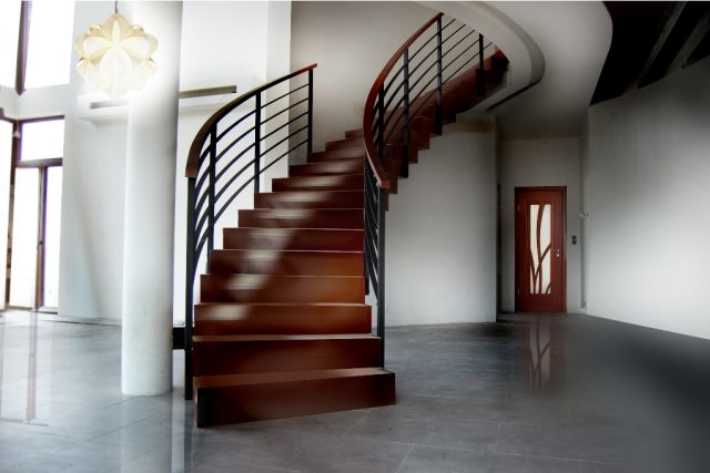 Co sprawia, że drewno jest idealnym materiałem na schody?